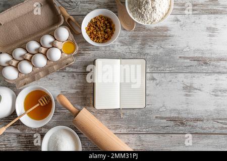 Blocco note e prodotti da forno sul tavolo. Foto Stock