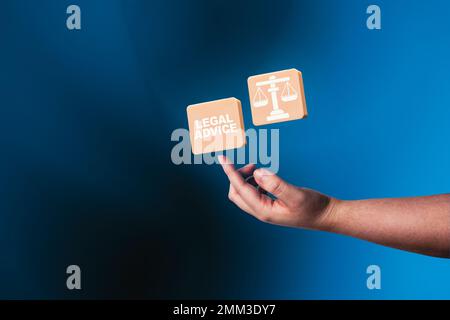 Donna mano che punta equilibrio icona giustizia con moderno sfondo blu. Consulenza legale concetto di servizio tecnologico. Diritto e difesa. Foto Stock