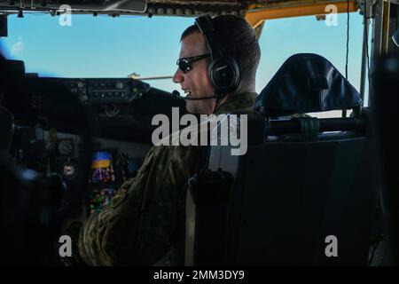 U.S. Air Force 1st Lt. Blake Lawrie, co-pilota di 384th Air Refuging Squadron della Fairchild Air Force base, Aids in Operation Noble Defender (OND) su Eielson Air Force base, Alaska, 14 settembre 2022. Questa operazione di Noble Defender dimostra la capacità di lanciare in un attimo da luoghi aerei e marittimi dispersi per difendere gli approcci nordici in più regioni del continente in tutti i domini, dimostrando resilienza di fronte a minacce molteplici e complesse. Foto Stock