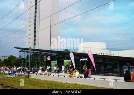 Tetto verde percorribile a piedi con negozi e un ristorante sotto, a Kö-Bogen II di Ingenhoven Architects nel centro di Düsseldorf/Germania. Foto Stock