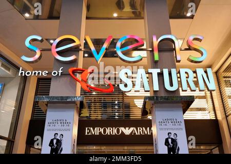 Ingresso al moderno centro commerciale 'Sevens' sul viale dello shopping di lusso Königsallee a Düsseldorf/Germania. Foto Stock