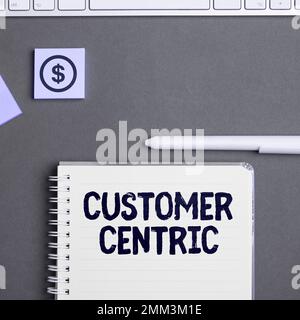 Scrittura del testo visualizzato Customer Centric. Processo fotografico concettuale di cura dei clienti per assicurarne il piacere Foto Stock