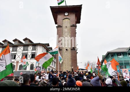 Srinagar, India. 29th Jan, 2023. I sostenitori del Congresso nazionale indiano tengono bandiere di partito mentre si riuniscono al centro della città durante una marcia 'Bharat Jodo Yatra' a Srinagar. Il leader del Congresso Rahul Gandhi ha ripreso il suo 'Bharat Jodo Yatra' a Srinagar domenica, quando la marcia del piede è entrata nel suo ultimo giorno. Gandhi, insieme a sua sorella, si sono Uniti centinaia di sostenitori del Congresso, tra cui le donne, che sono state viste con le bandiere tricolore e di partito. Credit: SOPA Images Limited/Alamy Live News Foto Stock