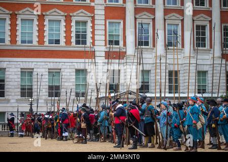 Londra, Inghilterra, Regno Unito. 29th Jan, 2023. I membri dell'Esercito del Re della Società della Guerra civile Inglese prendono parte ad una marcia annuale lungo il Mall di Londra, per commemorare l'esecuzione di Re Carlo I. (Credit Image: © Tayfun Salci/ZUMA Press Wire) SOLO PER USO EDITORIALE! Non per USO commerciale! Foto Stock