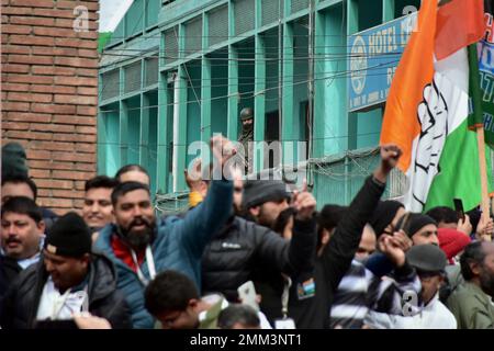 Srinagar, India. 29th Jan, 2023. Un trooper paramilitare mantiene la veglia come sostenitori di slogan del Congresso Nazionale Indiano durante una marcia 'Bharat Jodo Yatra' a Srinagar. Il leader del Congresso Rahul Gandhi ha ripreso il suo 'Bharat Jodo Yatra' a Srinagar domenica, quando la marcia del piede è entrata nel suo ultimo giorno. Gandhi, insieme a sua sorella, si sono Uniti centinaia di sostenitori del Congresso, tra cui le donne, che sono state viste con le bandiere tricolore e di partito. Credit: SOPA Images Limited/Alamy Live News Foto Stock