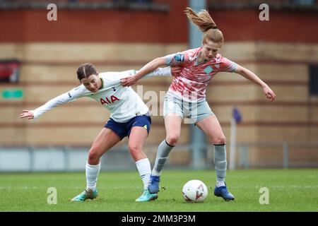 Angharad James di Tottenham Hotspur esercita pressioni sull'Hayley Nolan di London City Lionesses durante la partita della fa Cup della Vitality Women's al Breyer Group Stadium, Londra. Data immagine: Domenica 29 gennaio 2023. Foto Stock