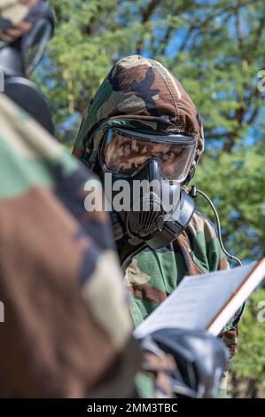 Gli airman valutano la possibile contaminazione di un bene, durante un esercizio di difesa chimica, biologica, radiologica e nucleare, il 14 settembre 2022, presso la Joint base Pearl Harbor-Hickam, Hawaii. Le squadre di ricognizione post-attacco li conducono per verificare la presenza di vittime, ordinanze inesplose e contaminazione da armi CBRN. Foto Stock