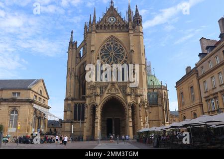 Cattedrale gotica in piazza con terrazze all'aperto nella città francese Metz, Francia, agosto 30 2022j Foto Stock