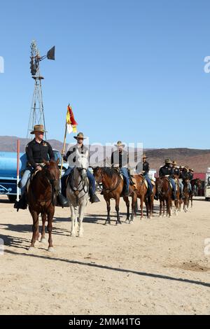 Soldati dell'esercito degli Stati Uniti dal distacco del cavallo, Squadrone di sostegno regimentale (RSS), 11th reggimento della cavalleria corazzata (11th ACR,) preparisi a cavalcare nell'anello per una cerimonia di cambio di comando e la dimostrazione della cavalleria della comunità settembre, 14, 2022, alle stalle del distacco del cavallo, Fort Irwin, Il capitano della California Michael C. Gates ha rinunciato al comando del distacco del cavallo, RSS, 11th ACR, al capitano David P. Richards, ufficiale di fanteria, e poi ha cavalcato con le sue truppe nella sua ultima dimostrazione di cavalleria come comandante qui a Fort Irwin. Foto Stock