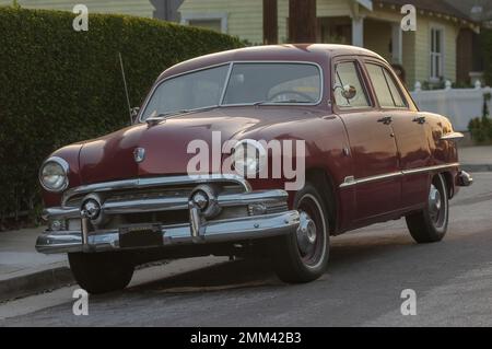 La Ford Custom V8 del 1950 è parcheggiata in una strada residenziale. Foto Stock