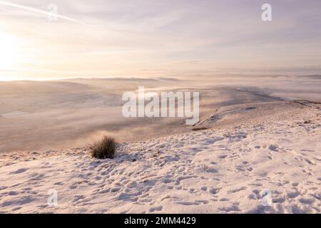 Paesaggio innevato dall'altopiano sommitale della montagna di Pen-y-ghent in inverno - una delle tre vette dello Yorkshire nel Parco Nazionale delle Dales dello Yorkshire - wi Foto Stock