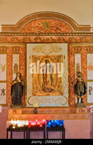 Altare di nostra Signora di Guadalupe alla Basilica della Missione di San Buenaventura, Ventura, California, USA Foto Stock