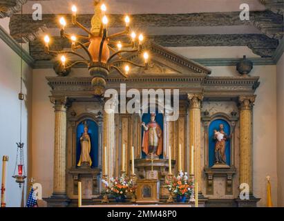 Altare maggiore alla Basilica della Missione di San Buenaventura, Ventura, California, USA Foto Stock