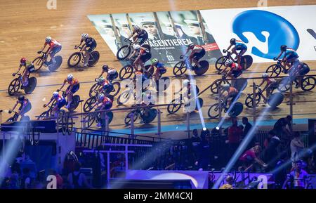 Berlino, Germania. 29th Jan, 2023. Ciclismo: Gara di sei giorni a Berlino, Velodrom. I partecipanti si tengono in pista. Credit: Andreas Gora/dpa/Alamy Live News Foto Stock