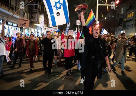 Tel Aviv, Israele. 28th Jan, 2023. I manifestanti marciano per strada durante la manifestazione. Oltre 100.000 persone hanno protestato a Tel Aviv contro il governo di estrema destra di Netanyahu e la revisione giudiziaria, un giorno dopo due mortali attentati terroristici a Gerusalemme. Credit: SOPA Images Limited/Alamy Live News Foto Stock