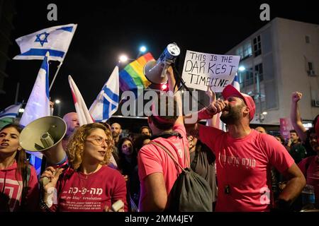 Tel Aviv, Israele. 28th Jan, 2023. I manifestanti marciano per strada durante la manifestazione. Oltre 100.000 persone hanno protestato a Tel Aviv contro il governo di estrema destra di Netanyahu e la revisione giudiziaria, un giorno dopo due mortali attentati terroristici a Gerusalemme. Credit: SOPA Images Limited/Alamy Live News Foto Stock