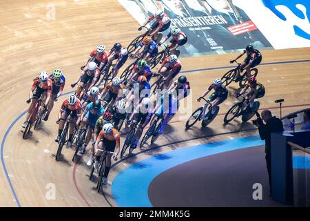 Berlino, Germania. 29th Jan, 2023. Ciclismo: Gara di sei giorni a Berlino, Velodrom. I partecipanti si tengono in pista. Credit: Andreas Gora/dpa/Alamy Live News Foto Stock