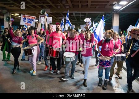 Tel Aviv, Israele. 28th Jan, 2023. I manifestanti marciano per strada durante la manifestazione. Oltre 100.000 persone hanno protestato a Tel Aviv contro il governo di estrema destra di Netanyahu e la revisione giudiziaria, un giorno dopo due mortali attentati terroristici a Gerusalemme. (Foto di Matan Golan/SOPA Images/Sipa USA) Credit: Sipa USA/Alamy Live News Foto Stock