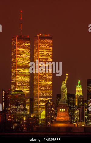 1987 STATUA STORICA DELLA LIBERTÀ (©F A BARTHOLDI 1886) TWIN TOWERS (©MINORU YAMASAKI 1973) DOWNTOWN MANHATTAN SKYLINE HUDSON RIVER NEW YORK CITY USA Foto Stock