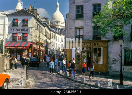 1987 STORICO CAFE ALL'APERTO RUE NORVINS MONTMARTRE PARIGI FRANCIA Foto Stock