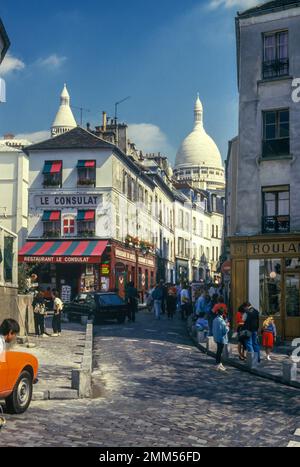 1987 STORICO CAFE ALL'APERTO RUE NORVINS MONTMARTRE PARIGI FRANCIA Foto Stock