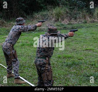 I Marines degli Stati Uniti sparano ai loro obiettivi usando una pistola M9 durante una gamma di qualificazione della pistola durante l'esercizio UNITAS LXIII in Ilha do Governatador, Rio de Janeiro, 14 settembre 2022. UNITAS è l'esercizio marittimo multinazionale annuale più lungo al mondo, che si concentra sul miglioramento dell'interoperabilità tra più nazioni e forze congiunte durante le operazioni litorali e anfibie, al fine di costruire partnership regionali esistenti e creare nuove relazioni durature che promuovano la pace, la stabilità, E la prosperità nell’area di responsabilità del comando meridionale degli Stati Uniti. Foto Stock