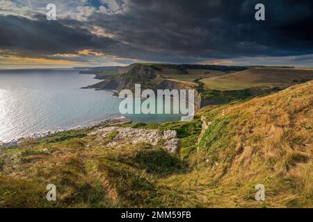 Chapman's Pool, al tramonto, visto da Emmettt's Hill., Worth Matravers, Isola di Purbeck, Dorset, Regno Unito Foto Stock