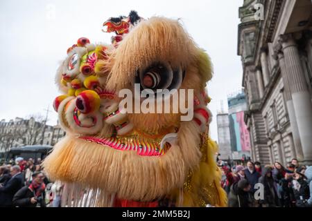 Glasgow, Scozia, Regno Unito. 29th gennaio 2023. Festa di Capodanno cinese a George Square per celebrare l'anno del coniglio. Credit: SKULLY/Alamy Live News Foto Stock