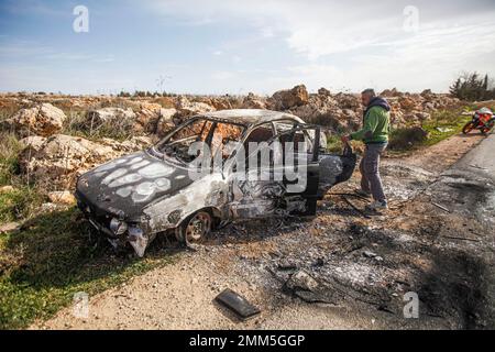 Una vista di una delle sette auto bruciate che sono state incendiate dai coloni ebrei nel villaggio di Aqraba, a sud di Nablus, nella Cisgiordania occupata. Nelle ore serali, i coloni ebrei hanno bruciato 7 automobili appartenenti ai palestinesi e sradicato 200 piantagioni di olivi e distrutto proprietà nel villaggio di Aqraba, durante atti di ritorsione, dopo che un palestinese ha lanciato un attacco di armi nella città di Gerusalemme. Fonti hanno riferito che i coloni hanno effettuato più di 144 attacchi contro i palestinesi in questa sera. Foto Stock