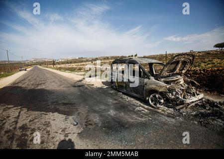 Una vista di una delle sette auto bruciate che sono state incendiate dai coloni ebrei nel villaggio di Aqraba, a sud di Nablus, nella Cisgiordania occupata. Nelle ore serali, i coloni ebrei hanno bruciato 7 automobili appartenenti ai palestinesi e sradicato 200 piantagioni di olivi e distrutto proprietà nel villaggio di Aqraba, durante atti di ritorsione, dopo che un palestinese ha lanciato un attacco di armi nella città di Gerusalemme. Fonti hanno riferito che i coloni hanno effettuato più di 144 attacchi contro i palestinesi in questa sera. (Foto di Nasser Ishtayeh/SOPA Images/Sipa USA) Foto Stock