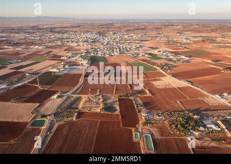 Campi con suolo rosso e villaggio Avgorou nel distretto di Famagusta nella campagna isola di Cipro Foto Stock