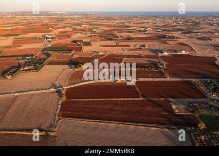 Foto drone di campi con suolo rosso intorno al villaggio di Avgorou nel distretto di Famagosta nel paese isola di Cipro Foto Stock