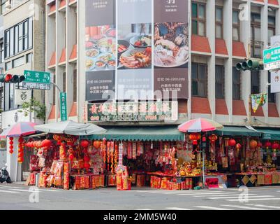 Tainan, 5 2023 GENNAIO - negozio d'angolo che vende articoli tradizionali del nuovo anno Foto Stock