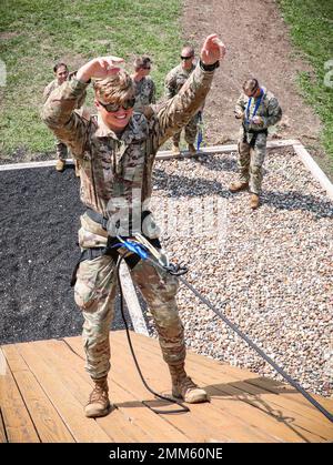 Airman 1st Class Luke Rudebeck, un Peoria, Illinois, nativo e membro del 169th Air Support Operations Squadron, Illinois Air National Guard, salta e agita le sue mani in aria come egli prova la durevolezza della sua attrezzatura durante un corso Master Rappel a Camp Dodge a Johnston, Iowa, Il 14 settembre 2022. Quasi 30 soldati e Airmen hanno partecipato al corso, che è stato ospitato da un team di formazione mobile del Centro di addestramento della Guardia Nazionale dell'Armata con sede a Fort Benning, Georgia. Foto Stock