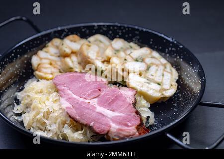 carne affumicata servita con crauti e gnocchi Foto Stock