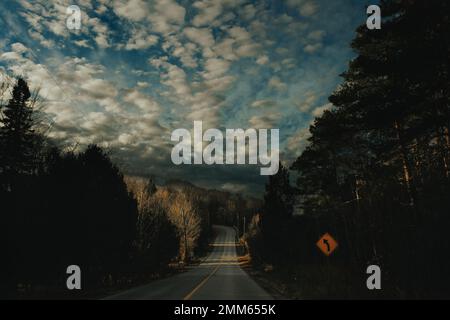 il sole splende e le nuvole fuori Foto Stock