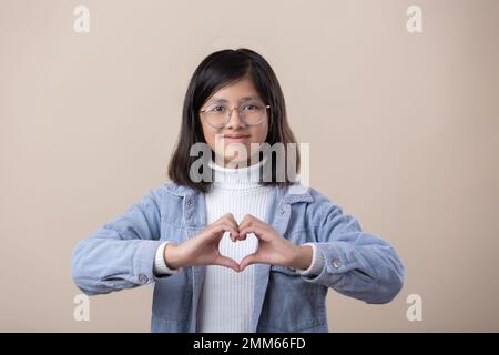 Giovane ragazza messicana che fa il cuore con le mani, amore di sé, diritti delle donne Foto Stock