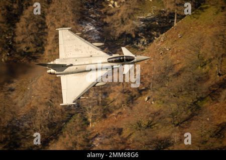 RAF Typhoon (Eurofighter) nominativo 'Havoca' su un volo di allenamento di basso livello durante l'inverno LFA17, a Ullswater nel Lake District Foto Stock