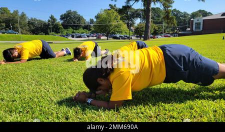 220915-N-LY580-1005 ALEXANDER CITY, Ala. 15, 2022) Benjamin Russell High School Navy Junior Reserve Officers Training Corps i cadetti eseguono tavole durante l'allenamento fisico. Foto Stock