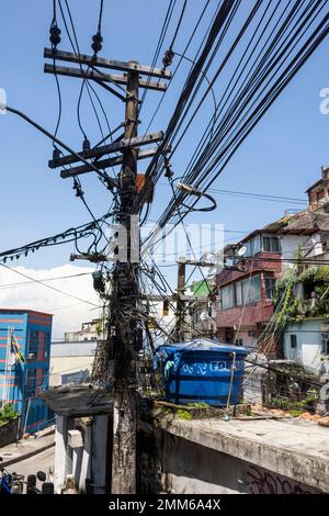 Visualizza il dettaglio delle linee elettriche pazzo sul posto strada a Rocinha Favela Foto Stock