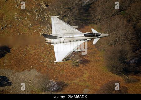 RAF Typhoon (Eurofighter) nominativo 'Havoca' su un volo di allenamento di basso livello durante l'inverno LFA17, a Ullswater nel Lake District Foto Stock