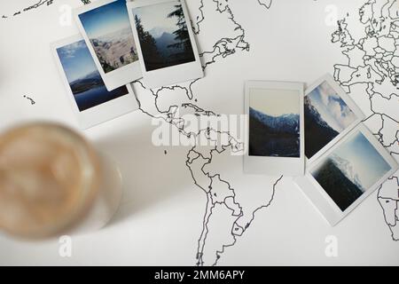 Foto Polaroid Layout delle montagne sulla mappa del mondo di viaggio Foto Stock