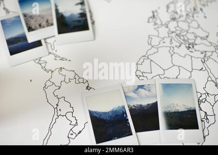 Foto Polaroid Layout delle montagne sulla mappa del mondo di viaggio Foto Stock