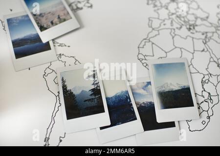 Foto Polaroid Layout delle montagne sulla mappa del mondo di viaggio Foto Stock