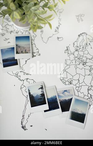 Mountain Polaroid Foto sulla mappa del mondo di viaggio con decorazione di piante Foto Stock