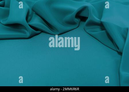 Sfondo satinato di seta blu scuro. Pieghe brillanti su un tessuto lucido. San Valentino. Sfondo di lusso con spazio vuoto per il design. Banner Web con vista dall'alto Foto Stock