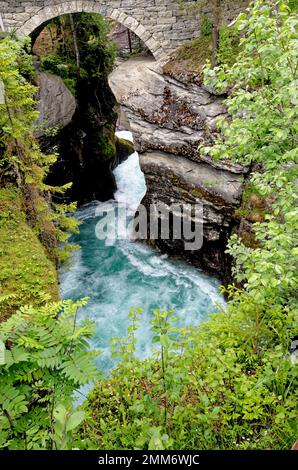 Fiume Briksdalselva e la cascata di Kleivafossen. Parco Nazionale di Jostedalsbreen - cascata - Europa destinazione di viaggio Norvegia Foto Stock