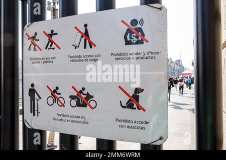 Città del Messico, centro storico centro storico Centro, Calle de Donceles, segno regole vietato l'uso, non animali domestici moto biciclette skateboards venditore di strada Foto Stock
