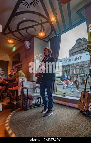 Domenica 29 gennaio 2023. Edimburgo, Scozia. Il cantante Mike Baillie si esibisce all'Huxley come parte dell'evento Red Rose Street durante il festival Burns & Beyond 2023. Mike Baillie è un cantautore e membro del gruppo The Lonely Together di Edimburgo. Red, Red Rose Street è stato un fine settimana di intrattenimento dal vivo gratuito intorno alla famosa Rose Street di Edimburgo, supportata da Essential Edinburgh, con esibizioni dal vivo di artisti provenienti da tutta la Scozia. Foto Stock