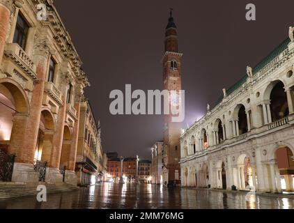 Piazza principale della Città di Vicenza nella notte delle piogge e monumento storico chiamato BASILICA PALLADIANA Foto Stock